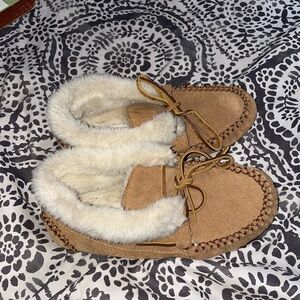 Minnetonka Chrissy Bootie Slippers